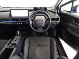 革巻きステアリングで快適な操作性の運転席です。