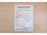 【車両検査証明書】店頭にてクルマの状態が一目で分かる検査証明書を公開中。トヨタ認定検査員が厳しく査定し、状態を点数と図解で表示しています。修復歴はもちろん、傷やヘコミの箇所や程度がご確認いただけます。