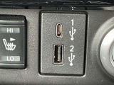 前席用のUSBポートです