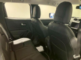 【リアシート】屋根までの高さがある車のため、大人の方でも圧迫感が少なく乗車出来ます。足元は広く取られているため、ゆったりとお乗り頂けます。