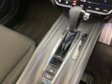 シンプルでとても使いやすいフロアシフトに、パーキングブレーキは、電子制御パーキングブレーキです。
