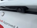 ●リアビューカメラ『入車経路を算出し、ガイドラインと補助線をディスプレイに表示します。同時にバンパーに内蔵のセンサーが障害物を感知し音で注意を促します。後方の死角も安心していただけます。』