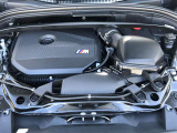 【BMWエンジン】革新的なガソリン・エンジン・テクノロジーによる高性能かつ高効率。レスポンスの良いパワーを発揮。常にスムーズな吸気を実現しアクセル開度にダイレクトに反応しドライビングを楽しく演出。