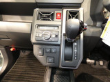 【操作しやすいシフト】手元でスムーズに操作が行える快適なシフトレバーです。運転席からの動線が良く、日々の運転をスマートにサポートしてくれる親切な設計が魅力です。