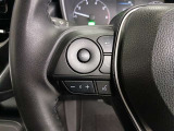 ステアリングには運転中でも簡単に操作できる各種スイッチついてます