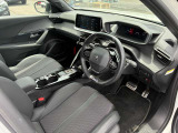 運転席周辺は、プジョー独自の設計思想が生み出した『i-Cockpit』