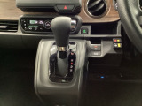 【eコンスイッチ】低燃費運転をサポートするECONモード。スイッチをONすると、エンジンやトランスミッション、A/Cなどを協調制御し、燃費の向上に貢献。エコドライブの効果を高めます。