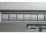 オートマチックハイビームとは、先行車や対向車のライトを認識し、ハイビームとロービームを自動で切り替える機能です。夜道の視界を確保します。詳細は販売店スタッフまでおたずねください。