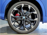 【BMWアロイホイル】軽量かつ強度に拘ったアロイホイル。走行性能ポテンシャルを引き出す設計。車の足元を引き締めてくれる大きなポイントはアロイホイルです。