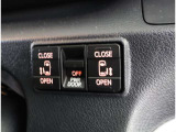 両側パワースライドドア付きだから、狭い駐車スペースなどでの 乗り降りラクラク!小さなお子さまのいるご家庭には嬉しい装備。