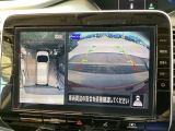 バックギアに入れますとご覧のような画像に自動的に切り替わります。車庫入れ時に役立ちます。