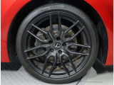 Fスポーツ専用19インチアルミホイール