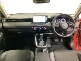 車内は光触媒抗菌消臭施工済です。インパネ周りはスタイリッシュなデザインで機能や装備も充実しています。グローブボックスやカップホルダーのほかにトレーなどたくさんの収納スペースが付いています。