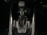 「e:HEV」は、モーター走行を中心にしながら電気エネルギーやエンジン動力を最も効率よく使い分けることができる賢いハイブリッドシステムです。サイドブレーキはスイッチ操作の電子制御パーキングブレーキです