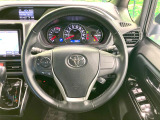 【純正革巻きステアリング】上質な革を使用することで、手にしっかり馴染みとても運転しやすいハンドルです♪