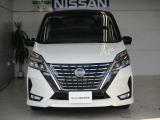 フロントマスクの大きなVモーショングリルは日産らしさを引き立たせてくれます。雨の日に安心のフォグランプ付き!