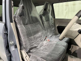 高いホールド性で運転姿勢が安定します。長距離ドライブでも疲れにくいのが魅力です。快適なドライビングライフをお送りください♪