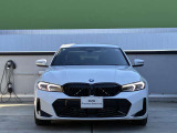 【BMWの伝統】BMWの特徴的な&ldquo;キドニーグリル&rdquo;は、80年以上続く伝統の形でございます。変わらないこだわりのデザインが、プレミアムブランド&ldquo;BMW&rdquo;を創り出します。