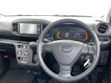 運転席まわりです。 各操作スイッチは使いやすい位置に配置されてます。