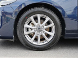16インチ純正アルミホイールを装備。タイヤサイズは205/60R16となります。
