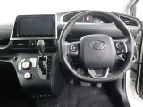 ☆シンプルながら機能性あふれる運転席周りです。 使いやすいスイッチ類の配置によりとても運転しやすいですよ。