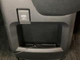 アクセサリーソケットはUSBのアダプターなどをつければ、スマホの充電にも使えます。周辺には物が置けるボックスがついています。