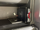 【ETC】有料道路を利用する際に料金所で停止することなく通過できる、ETC車載器(ノンストップ自動料金収受システム機器)が装備されています。セットアップを行うことで利用可能になります。