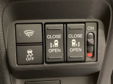 両側電動スライドドアは運転席から操作ができるよう、操作スイッチが付いています。Hondaセンシング用のVSA(ABS+TCS+横滑り抑制)解除などのオンオフスイッチも装備しています。