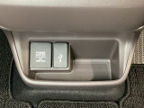アクセサリーソケットはUSBのアダプターなどをつければ、スマホの充電にも使えます。横にはナビゲーション用の外部入力可能なUSB端子がついており、周辺には物が置けるボックスがついています。