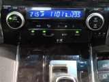左右独立温度コントロールフルオートエアコンです。運転席、助手席それぞれで独立して温度設定ができます。冷え性の方が乗っても安心ですね♪