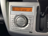 【オートエアコン】一度お好みの温度に設定すれば、車内の温度を検知し風量や温度を自動で調整。暑い&hellip;寒い&hellip;と何度もスイッチ操作をする必要はありません。快適な車内空間には必須の機能ですね♪