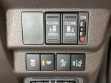 両側電動スライドドアは運転席から操作ができるよう、操作スイッチが付いています。Hondaセンシング用のVSA(ABS+TCS+横滑り抑制)解除と路外逸脱抑制機能などのスイッチがあります。