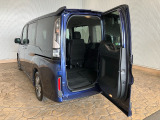 【わくわくゲート】後ろのドアをヨコに開ければ、車の後ろに余裕の無い駐車場でも荷物の積みおろしがラクラクです!3列目シートから乗り降りする時にも便利ですよ♪