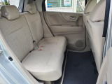 後席も室内クリーニング施工済みです。足元にも余裕があり快適な座り心地です。
