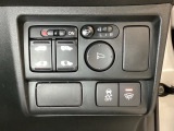 リアドアは乗り降りに便利な両側電動スライドドアです。また運転席に座っていながらスイッチ操作で自在にスライドドアを開け閉めできます。またHondaセンシング用のVSA解除スイッチも装備しています。