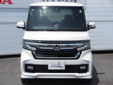 ハロゲンより明るく、より遠くまでさらなる安心感のあるLEDヘッドライトを採用。点灯忘れも防止できるオートライトコントロール機構付きです。