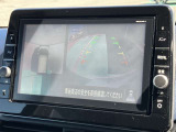 アラウンドモニター、上空から見下ろしているかのような映像をディスプレイに映し出し、スムースな駐車をサポートします。さらに、人や自転車など周囲に動くものがいる場合には、表示とブザーで注意を促します。