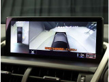 パノラミックビューモニター。車両を上から見たような映像を表示。運転席から目視しにくい車両周囲の状況をリアルタイムで確認できます。