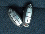 【 インテリジェントキー 】 キーを持っていればエンジン始動でき、ドアノブのボタンで車の鍵の開錠と施錠もできます。キーを取り出す手間がなくなります。