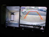 ■アラウンドビューモニター搭載。車体を4方向のカメラで「上から見下ろしたような映像」を映します。車庫入れが苦手な方も映像サポートでラクラク駐車できます。