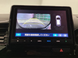 バックギアに入れますとご覧のような画像に自動的に切り替わります。車庫入れ時に役立ちます。