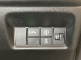 ハンドルの右側にはヘットライトリベライザーとHondaセンシング用のメインスイッチがついています。ヘッドライトリベライザーは道路状況や積荷の加重に応じてライトの高さを調節できます。