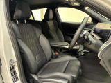 【コックピットシート】BMW車の主役席。車体中央にくる様に配置し車両重心とが一致する事でドライバーと車との一体感あるドライビングを実現。人間工学に基づき形成した形状が長時間のドライブ疲労も軽減します!
