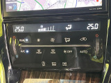 【左右独立型フルオートエアコン】運転席と助手席でそれぞれお好みの温度に設定可能。同乗者にも配慮した、最適な空調をお届け致します。