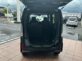 後席を倒せば長い荷物も積めますよ