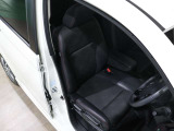 程よい硬さとホールド性が高いシートで長時間運転も快適です。