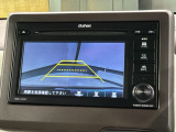 リバースギアに入れるだけで後方の表示へ切り替わります。夜間や雨の日の駐車も楽になりますよ。