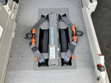 車いす用固定装置4基です。