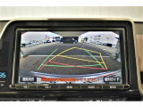 バックガイドモニター付き。車両後方の映像をナビ画面に表示し、駐車などの後退操作をサポートします。