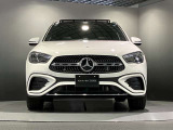 フロントグリル中央に大きく輝くスリーポインテッドスター。メルセデスベンツならではのステータスを強く感じる事ができます
